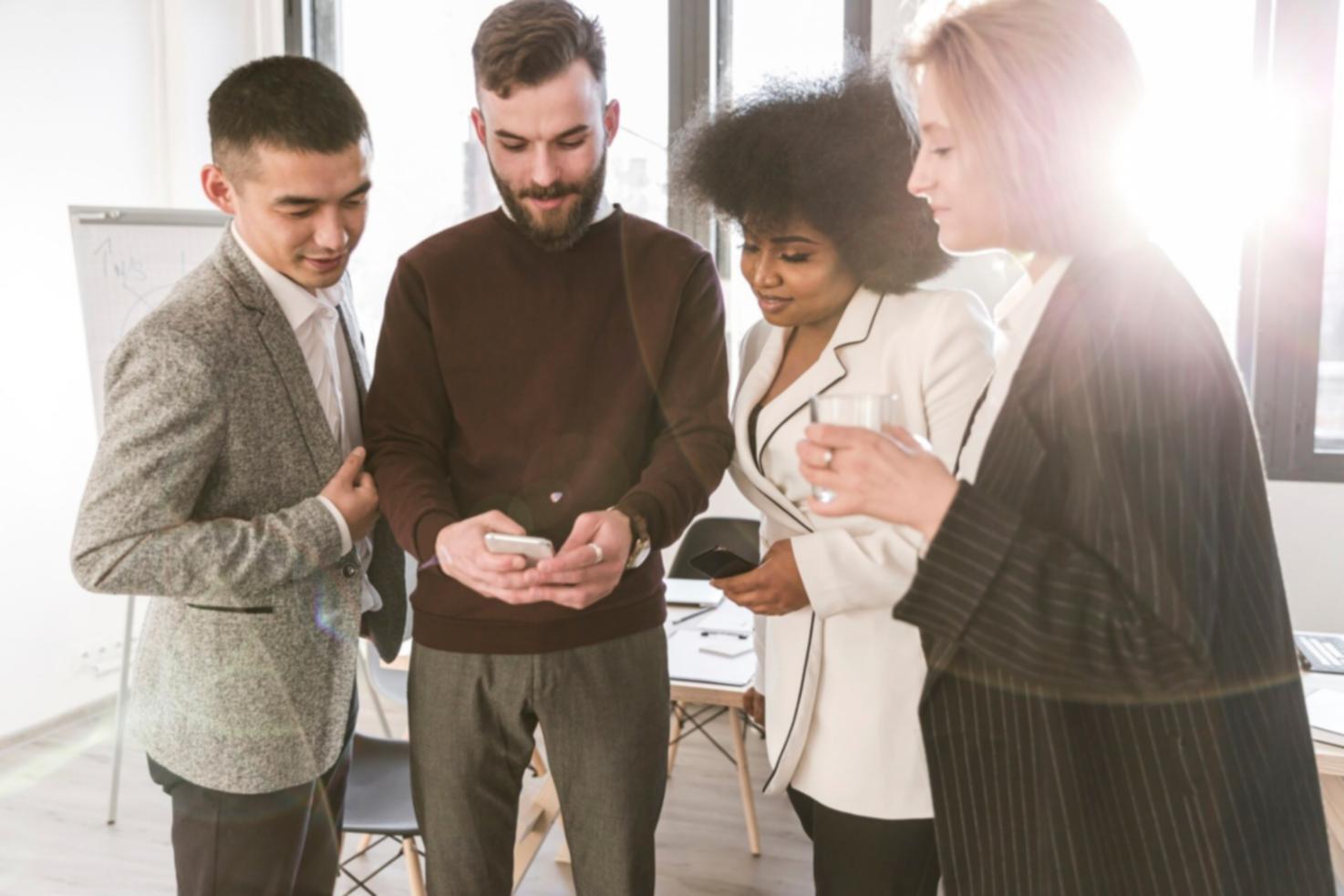 Budgetanalyse Diskussion zwischen Teammitgliedern