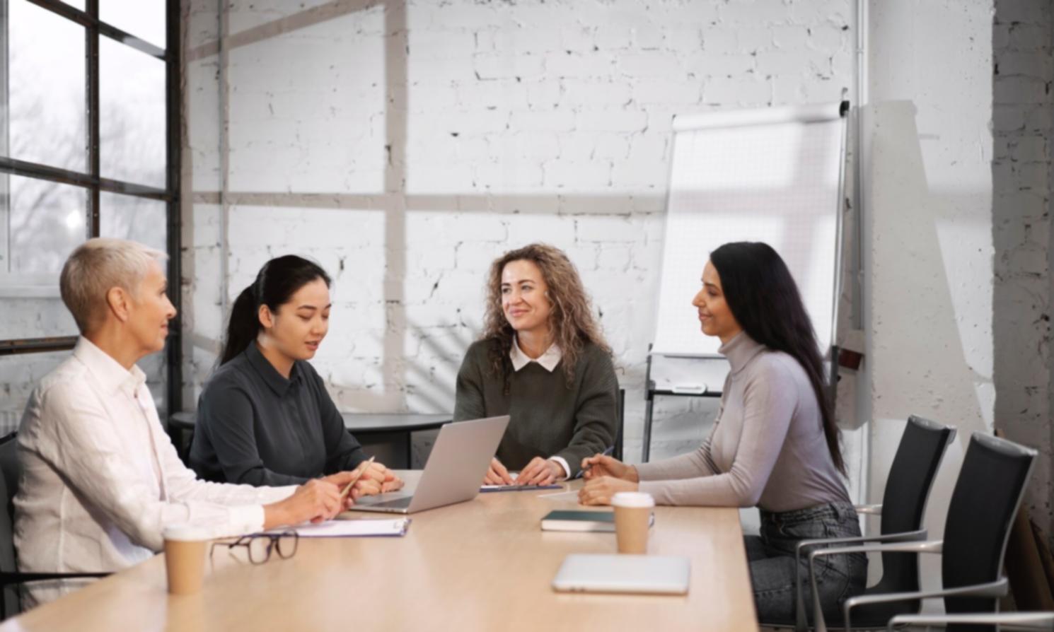 Teilnehmer bei der Arbeit mit Budgetplanungssoftware