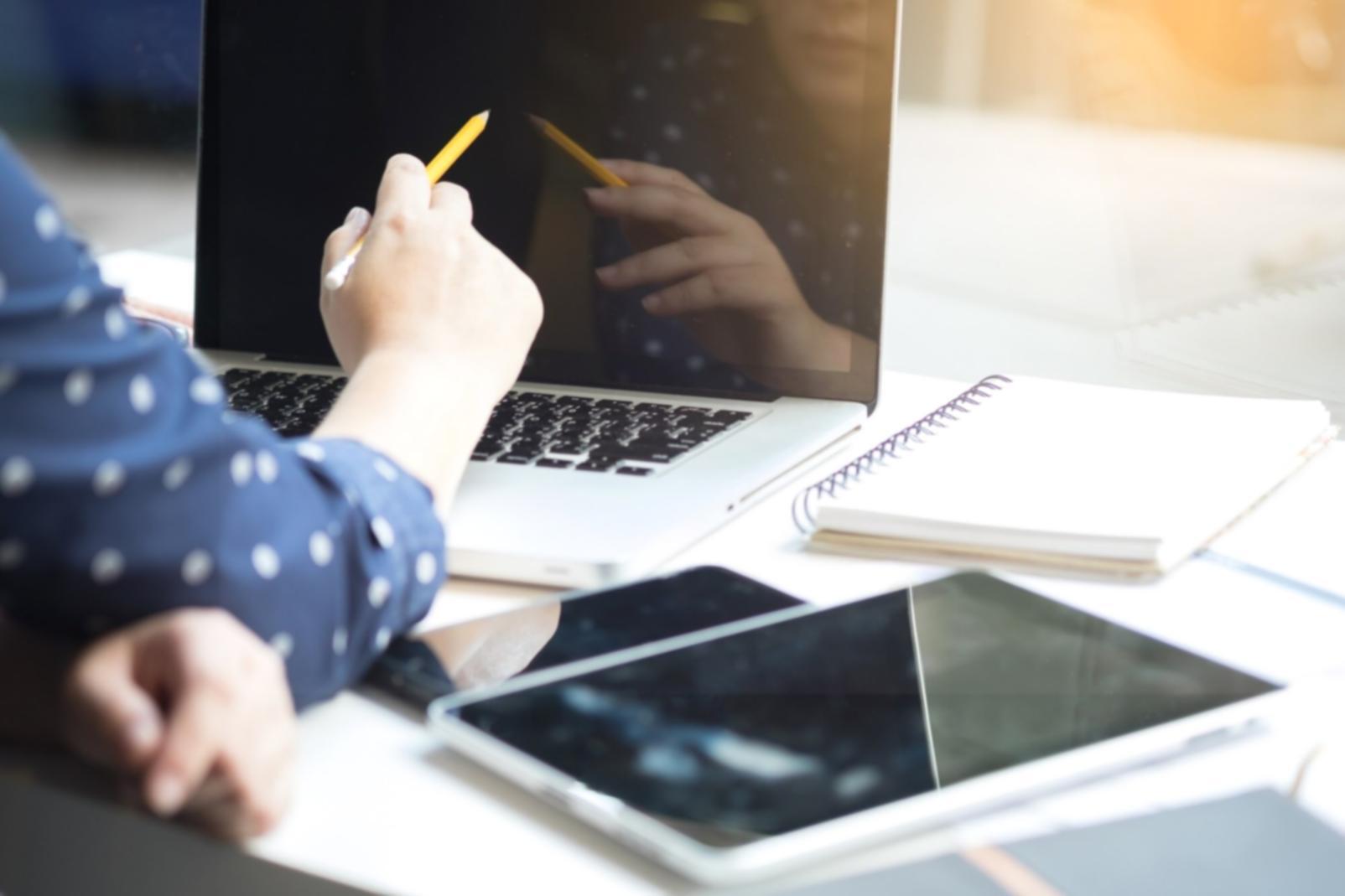 Professionelle Budgetplanungssitzung mit detaillierten Finanzanalysen