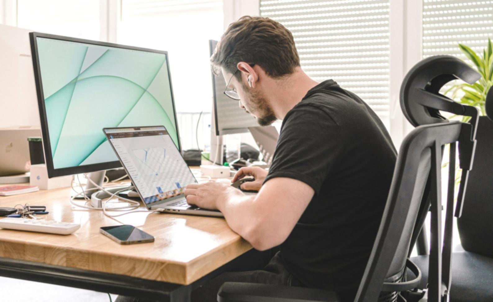 Modernes Büro mit professioneller Arbeitsumgebung