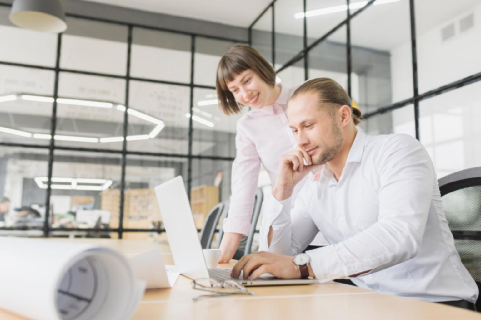 Teilnehmer arbeitet flexibel am Laptop mit Finanzunterlagen